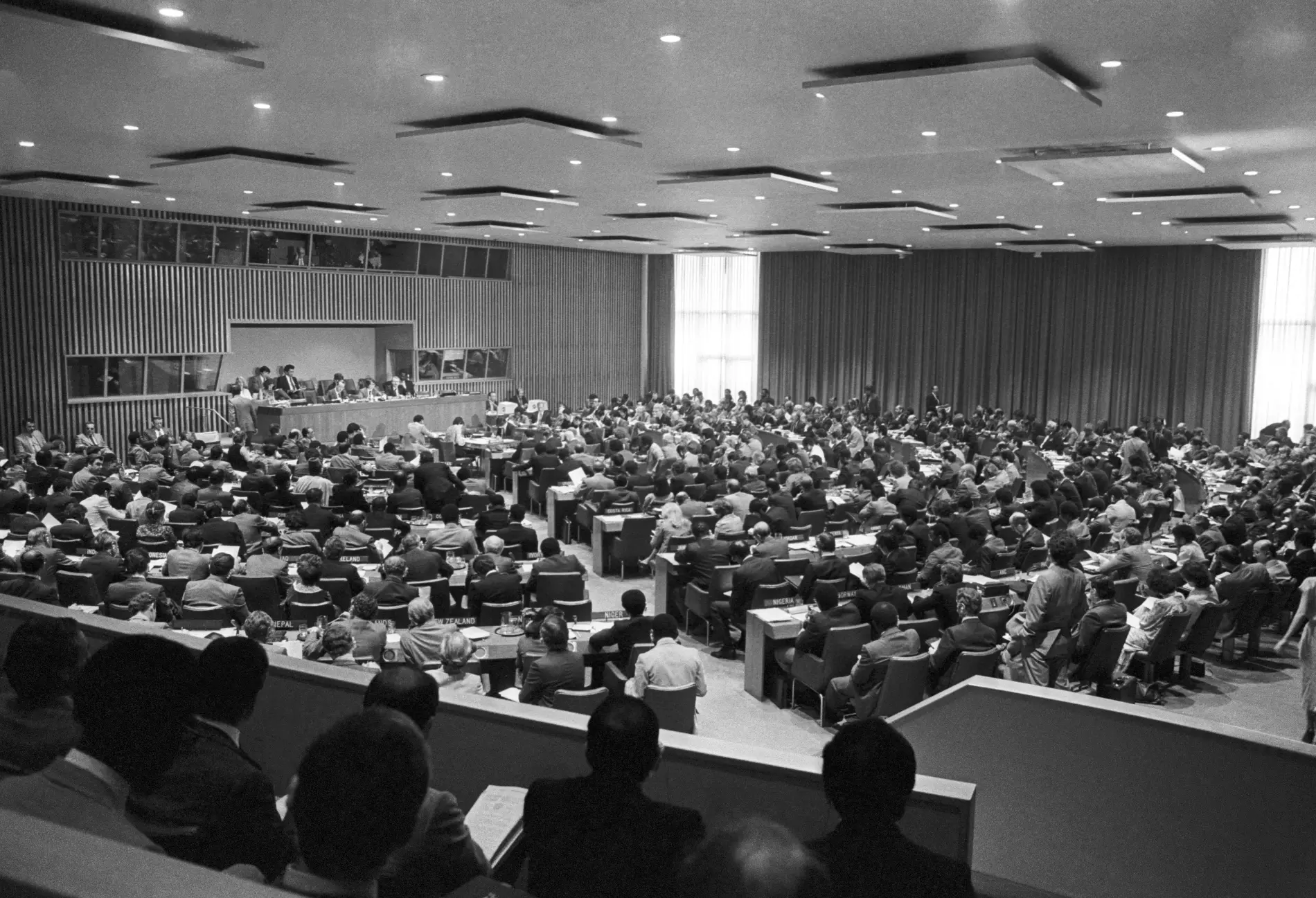 Seerechtsübereinkommen nach neunjährigen Verhandlungen verabschiedet; Konferenz ohne Konsens stimmt über 32-Artikel-Text ab